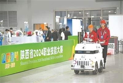 參賽選手在陜西省2024職業(yè)技能大賽新能源汽車(chē)智能化技術(shù)賽項(xiàng)比賽中。新華社記者 張博文攝