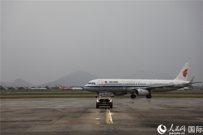 國(guó)航上?！觾?nèi)首班飛機(jī)抵達(dá)河內(nèi)內(nèi)排機(jī)場(chǎng)。人民網(wǎng)記者 楊曄攝