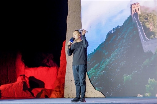 李剛在“何以中國·五星出東方”網(wǎng)絡(luò)主題宣傳活動(dòng)現(xiàn)場(chǎng)演講。人民視頻供圖