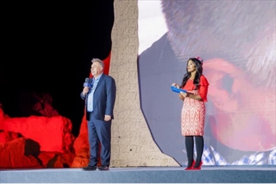 丹尼（左一）在“何以中國·五星出東方”網(wǎng)絡(luò)主題宣傳活動現(xiàn)場演講。人民視頻供圖