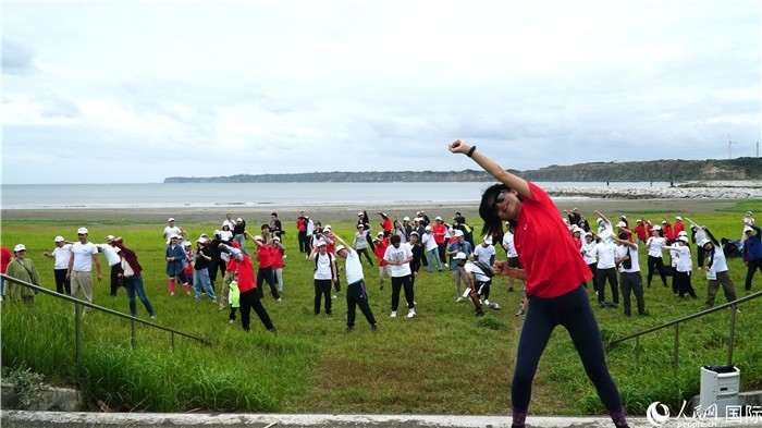 開跑前的熱身運動。人民網(wǎng) 蔣曉辰攝