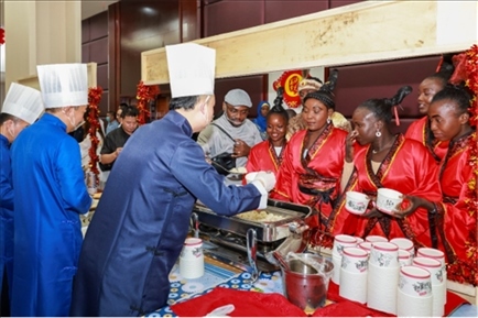 恩賈梅納大學孔子學院的學生們對中國餃子情有獨鐘。主辦方供圖