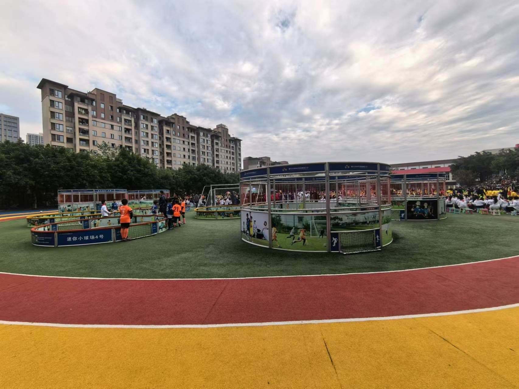 珊瑚魯能小學里的迷你足球場。 人民網(wǎng)記者 楊磊攝