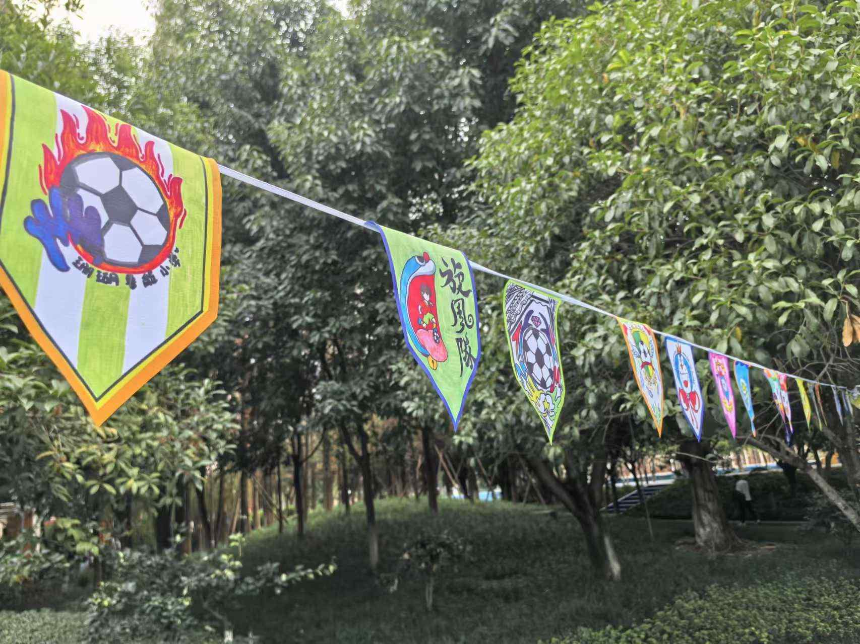 珊瑚魯能小學學生們手繪的“班超”隊徽。 人民網(wǎng)記者 楊磊攝