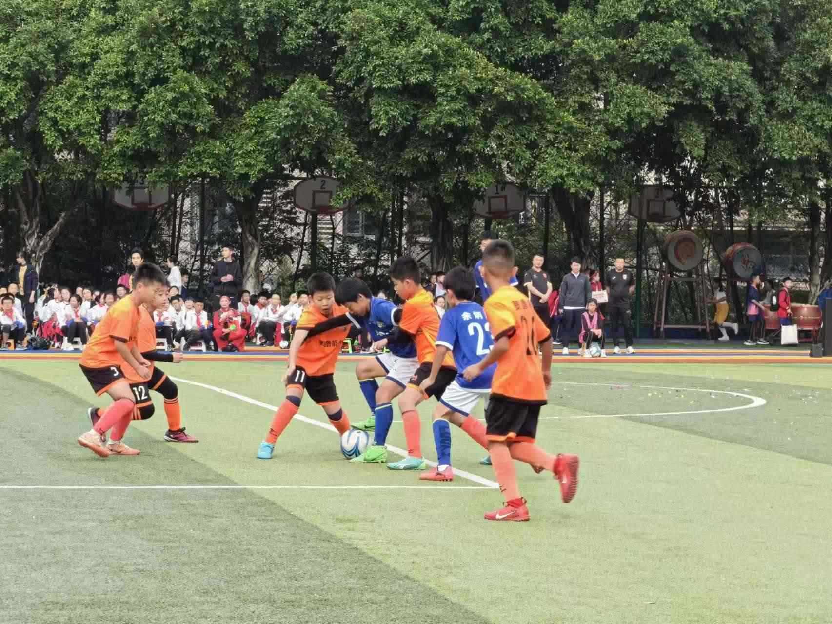 珊瑚魯能小學的學生們在進行足球比賽。 人民網(wǎng)記者 楊磊攝