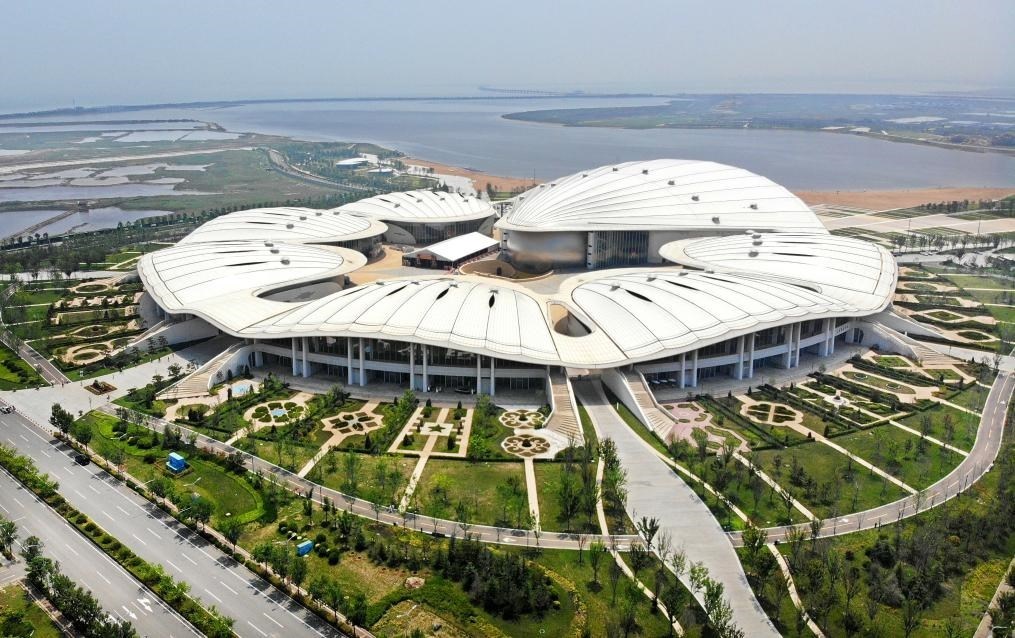 位于中國(guó)—上海合作組織地方經(jīng)貿(mào)合作示范區(qū)的青島·上合之珠國(guó)際博覽中心（2024年7月18日攝，無(wú)人機(jī)照片）。新華社記者李紫恒 攝