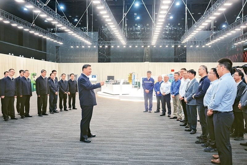 2024年10月17日至18日，中共中央總書記、國家主席、中央軍委主席習近平在安徽考察。這是17日下午，習近平在合肥濱湖科學城考察時，同現(xiàn)場科研人員和企業(yè)負責人親切交流。 新華社記者 鞠鵬/攝