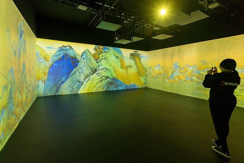 2019年1月29日，上海，市民在“千里江山圖科技藝術(shù)展”上參觀北宋名畫《千里江山圖》的AR全景展示并打卡拍照。