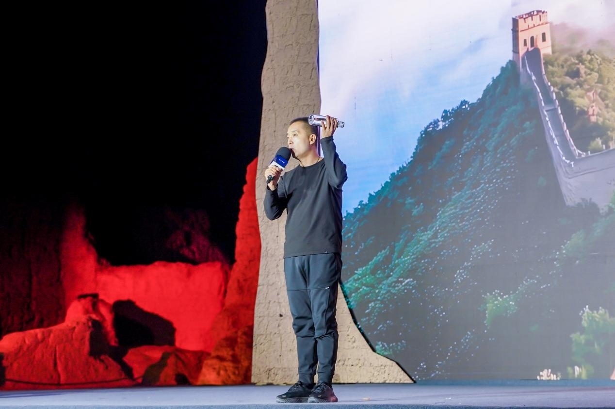 李剛在“何以中國·五星出東方”網絡主題宣傳活動現場演講。人民視頻供圖