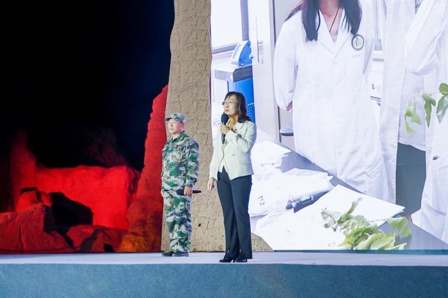 吳翠云（右一）在“何以中國·五星出東方”網絡主題宣傳活動現場演講。人民視頻供圖
