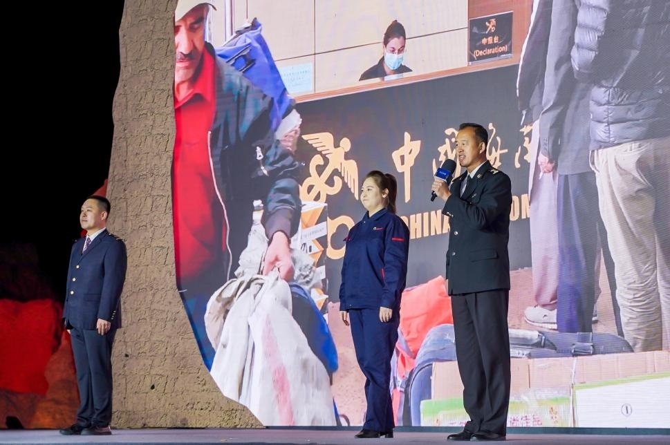 張曉波（右一）在“何以中國·五星出東方”網絡主題宣傳活動現場演講。人民視頻供圖