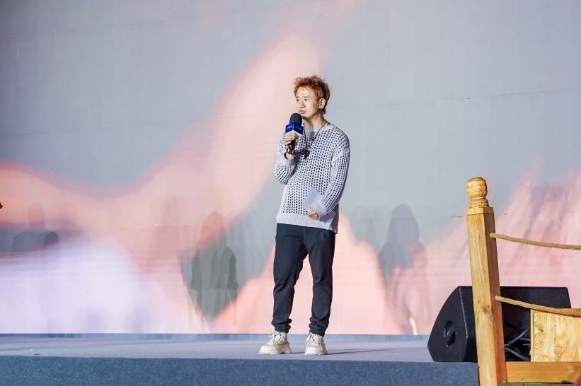 安鐘旭在“何以中國·五星出東方”網絡主題宣傳活動現場演講。人民視頻供圖