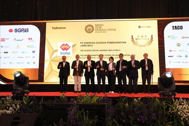 國能印尼爪哇發(fā)電公司董事長趙志剛（左四）與其他獲獎?wù)吆嫌?。國能印尼爪哇發(fā)電公司供圖