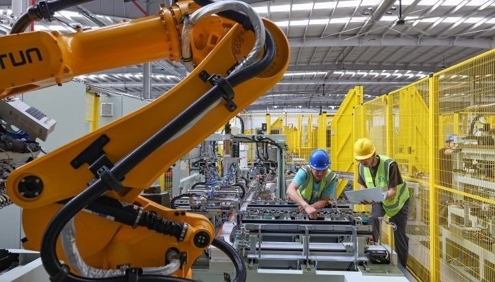 江蘇昆山，智能生產(chǎn)線上人機協(xié)同作業(yè)