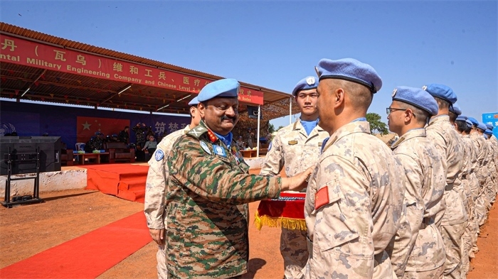 聯(lián)南蘇團(tuán)部隊(duì)司令莫漢中將為維和官兵授勛。秦貴君攝