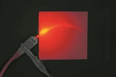 帶有彎曲通道的3D打印材料能引導并散射光。圖片來源：英國格拉斯哥大學