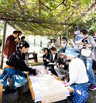 游客們在浙江體驗區(qū)品茶。