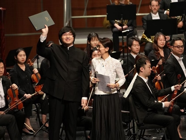 小澤征良向俞潞贈送小澤征爾使用過的《第五交響曲》樂譜。演出方供圖