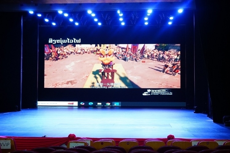 “露天電影院——中老優(yōu)秀電影巡映”首映式上放映老撾語(yǔ)配譯的中國(guó)動(dòng)畫(huà)電影《雄獅少年》。主辦方供圖
