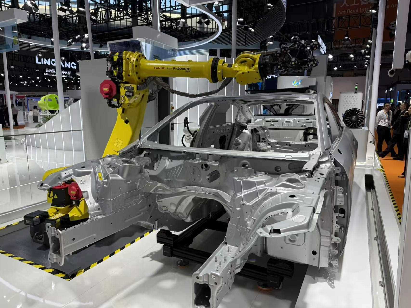 在汽車制造展區(qū)，高精度智能檢測裝備正在模擬檢測汽車車身。人民網(wǎng)記者 王仁宏攝