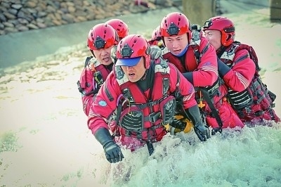  山東省日照市消防救援支隊消防員正在進(jìn)行多人淺灘涉水橫渡訓(xùn)練。圖片由國家消防救援局提供