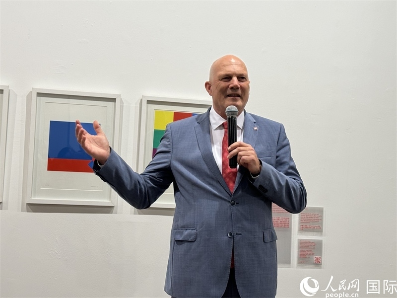 11月8日，瑞士駐華大使白瑞誼在“瑞士經(jīng)典設(shè)計展”開幕式上發(fā)表致辭。（人民網(wǎng) 謝瑩攝）