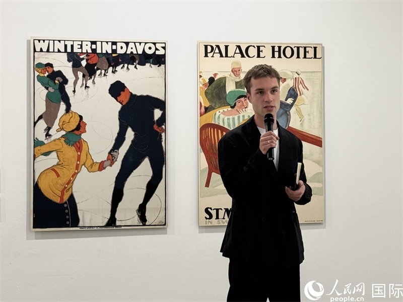 11月8日，“瑞士經(jīng)典設(shè)計展”策展人言照壁向與會嘉賓導(dǎo)覽。（人民網(wǎng) 謝瑩攝）