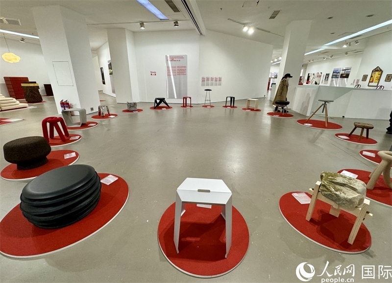 11月8日，瑞士經(jīng)典設(shè)計展現(xiàn)場。（人民網(wǎng) 謝瑩攝）