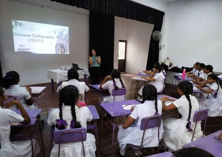 斯里蘭卡學(xué)生在系列活動中學(xué)習(xí)中國書法。圖片由主辦方提供