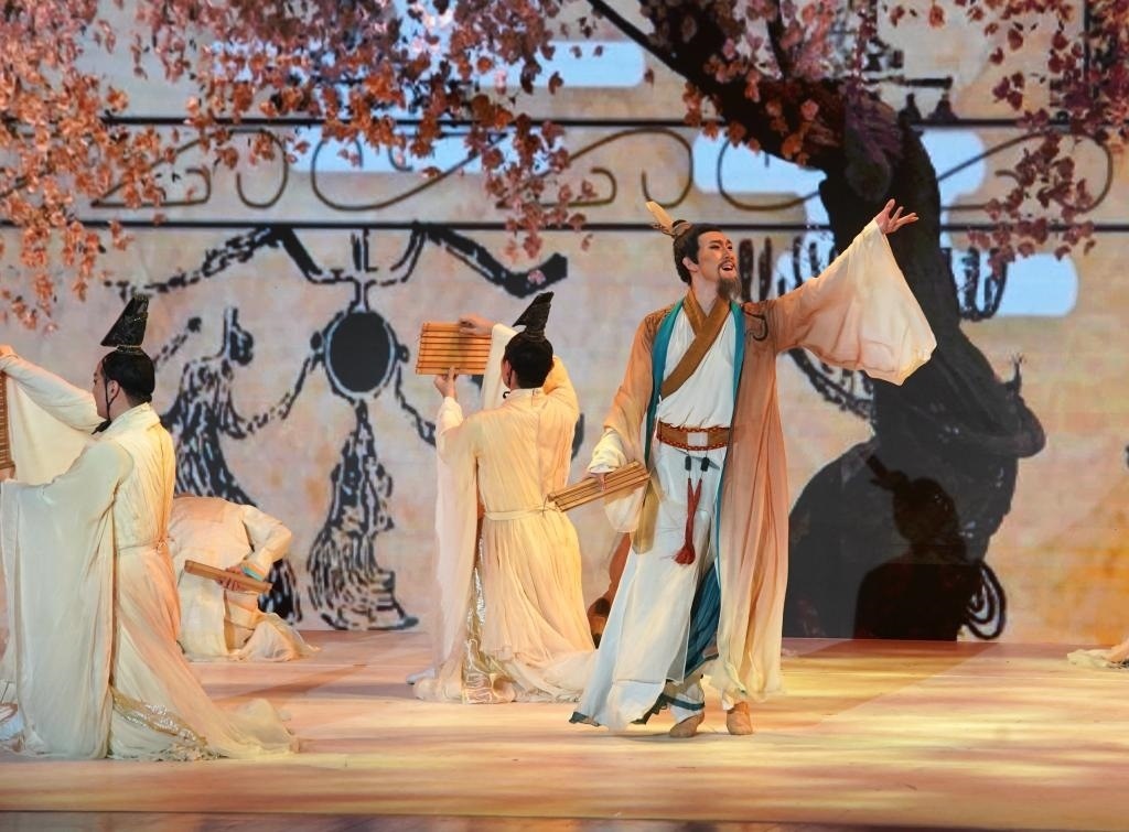 11月6日，演職人員在表演民族舞劇《孔子》片段。新華社記者 張晨霖 攝