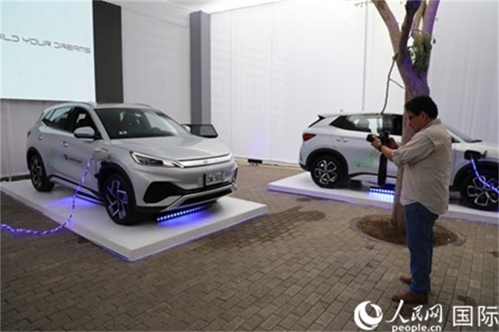 圖為秘魯媒體記者正在拍攝現(xiàn)場展出的比亞迪電動汽車。 人民網(wǎng)記者姜波攝