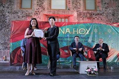 李雅芳向加比拉爾·塞迪略授予“拉美分社榮譽員工”稱號。主辦方供圖