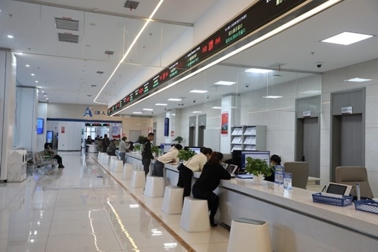 觀山湖區(qū)政務(wù)大廳窗口辦事忙。