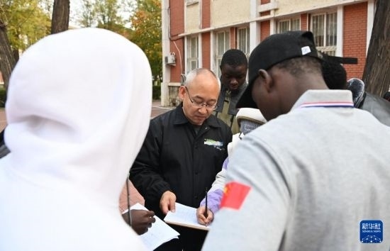 在天津鐵道職業(yè)技術(shù)學(xué)院，老師指導(dǎo)幾內(nèi)亞學(xué)員使用測(cè)距儀器（11月11日攝）。新華社記者 李然 攝