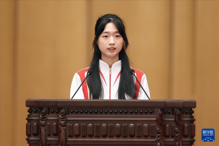 11月15日，射擊運(yùn)動(dòng)員黃雨婷在報(bào)告會(huì)上發(fā)言。新華社記者 李明 攝