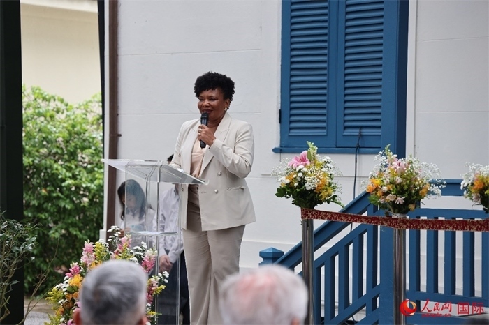巴西文化部部長梅內(nèi)塞斯在開園儀式上發(fā)表致辭。人民網(wǎng)記者 張志文攝