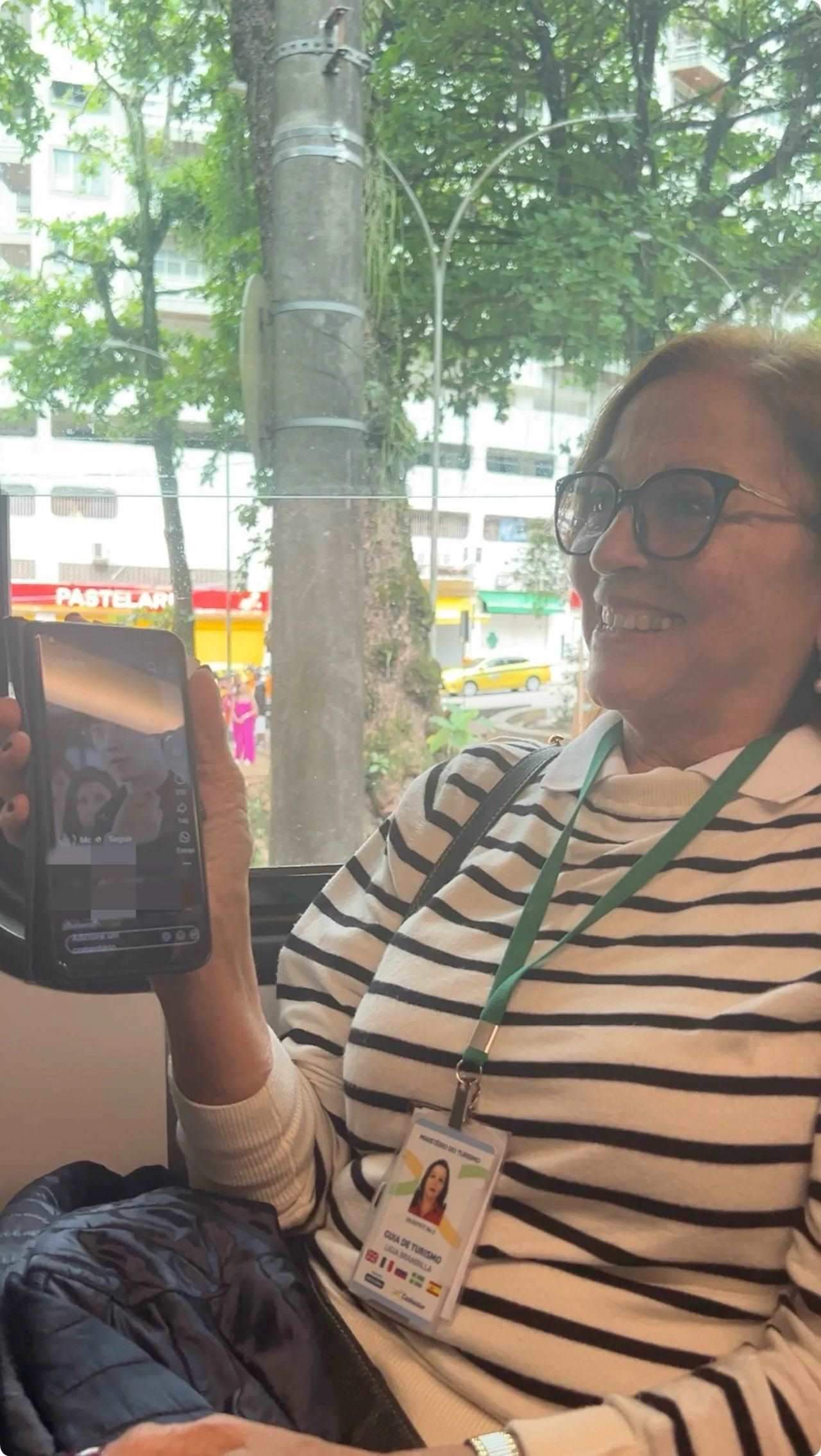 當(dāng)?shù)厝讼驆u叔展示中國網(wǎng)劇。作者供圖