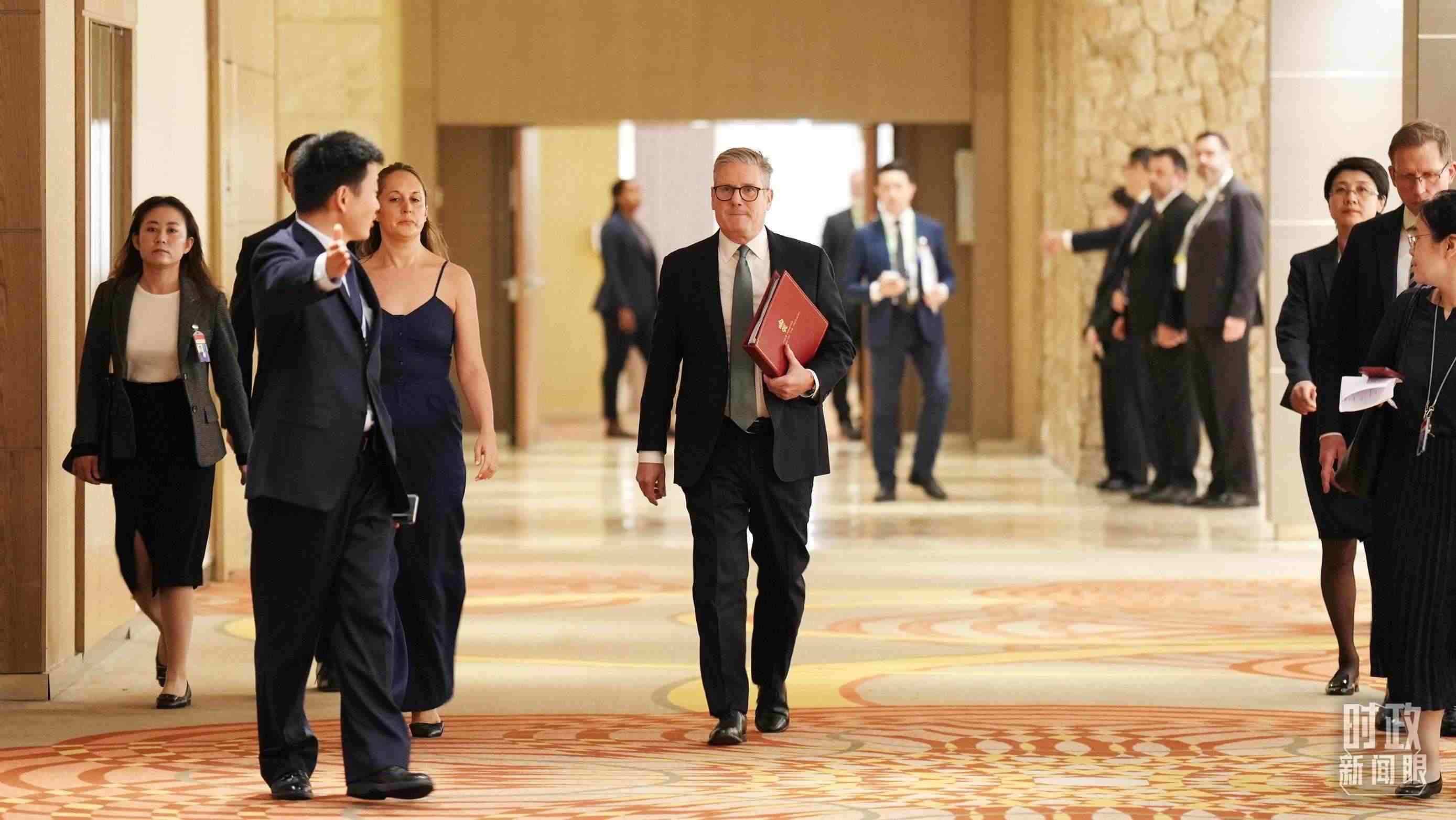 △英國首相斯塔默抵達(dá)會(huì)見現(xiàn)場(chǎng)。（總臺(tái)記者李晉拍攝）