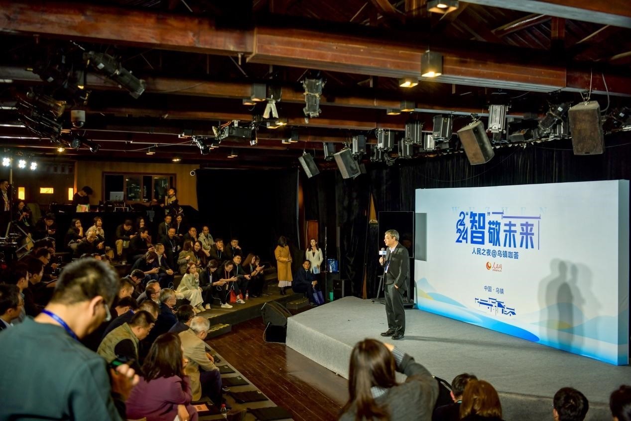 在開場環(huán)節(jié)，清華大學人工智能研究院常務副院長、教授孫茂松發(fā)言分享。人民網(wǎng)記者 任峰濤攝