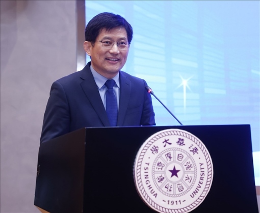 清華大學(xué)國家治理研究院執(zhí)行院長、清華大學(xué)計算社會科學(xué)與國家治理實驗室執(zhí)行主任孟慶國教授演講。供圖單位：清華大學(xué)國家治理研究院