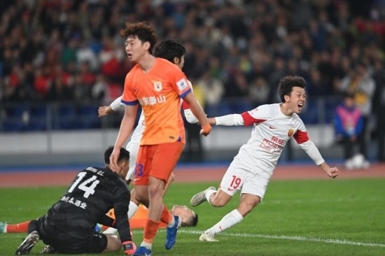 11月23日，上海海港隊球員王振澳（右）慶祝進(jìn)球。新華社記者 黃宗治 攝