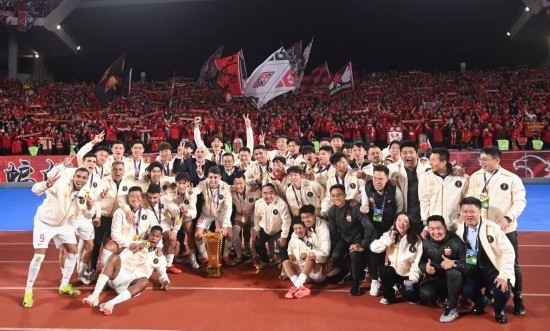 11月23日，上海海港隊成員在頒獎儀式后與球迷合影。新華社記者 黃宗治 攝