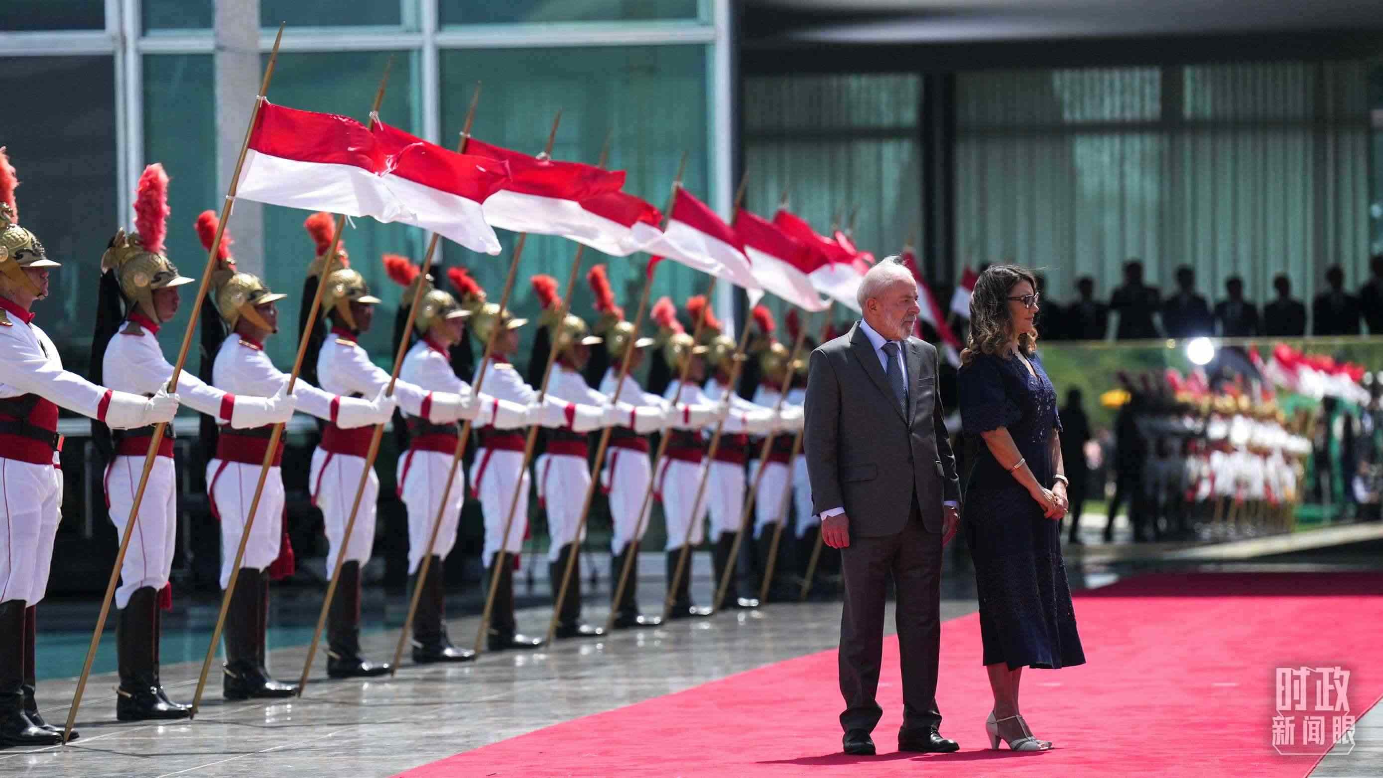 巴西總統(tǒng)盧拉和夫人羅桑等候習(xí)主席到來(lái)。