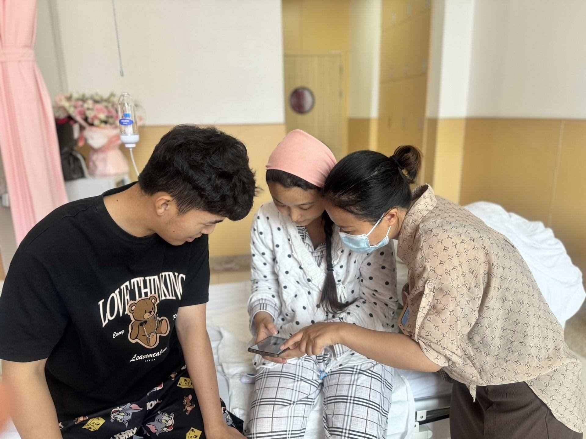 新生兒家庭通過手機(jī)辦理新生兒出生“一件事”。安徽省數(shù)據(jù)資源管理局供圖