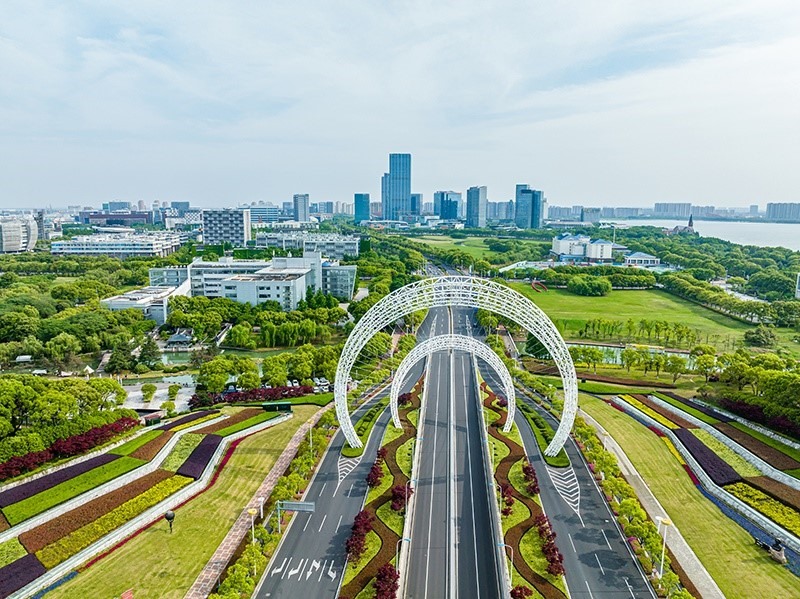 圖為蘇州工業(yè)園區(qū)星湖街鋼結(jié)構(gòu)雕塑。