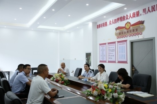 榕江縣稅務(wù)局在園區(qū)協(xié)商議事室協(xié)調(diào)解決企業(yè)訴求。黔東南州稅務(wù)局供圖