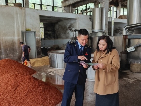 鎮(zhèn)遠(yuǎn)縣稅務(wù)局在酒企宣傳調(diào)研。黔東南州稅務(wù)局供圖