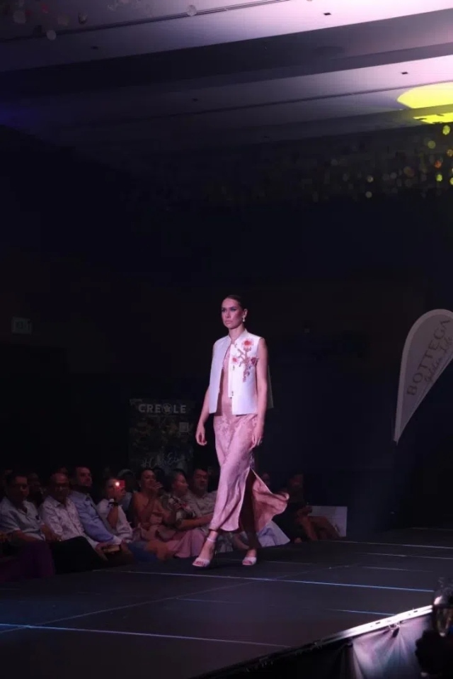 模特展示新中式禮服。顏李芳攝