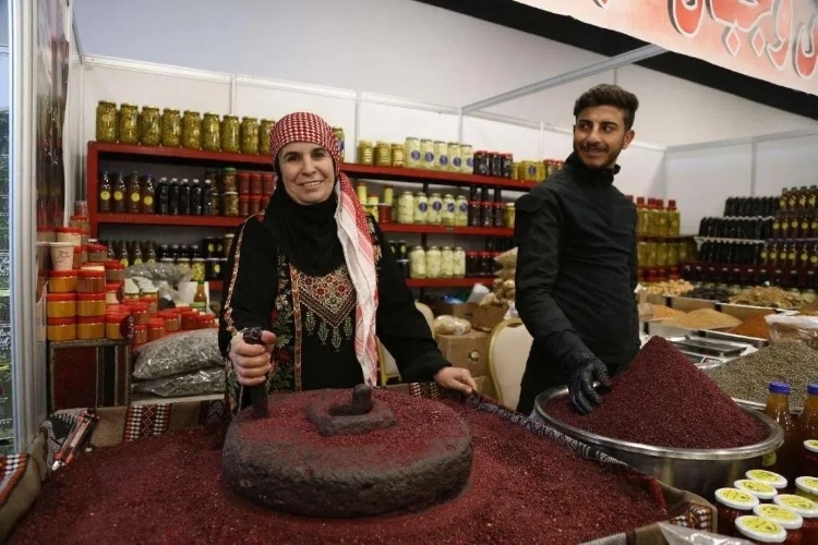 制作辣椒末的當?shù)貗D女。納達爾·達烏德攝