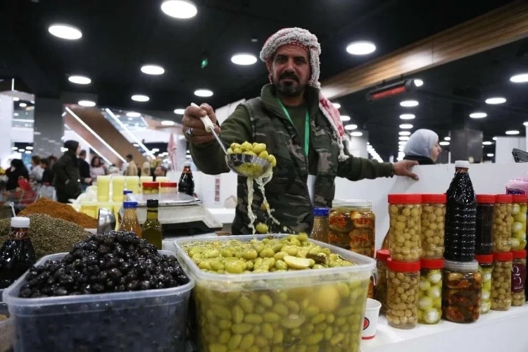 一位展商展示腌橄欖。納達爾·達烏德攝